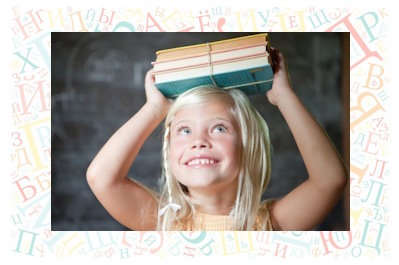 Девочка с книгами над головой